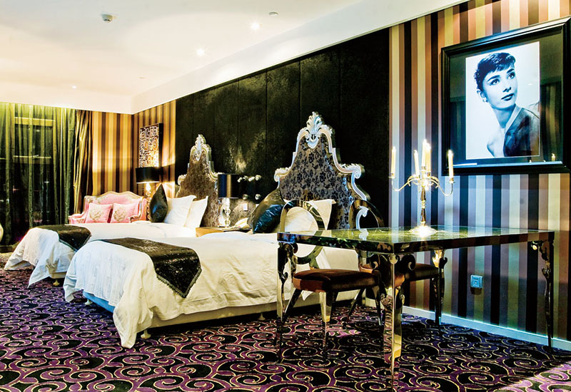 现代简约酒店套房家具定制要点：空间优化与功能设计技巧